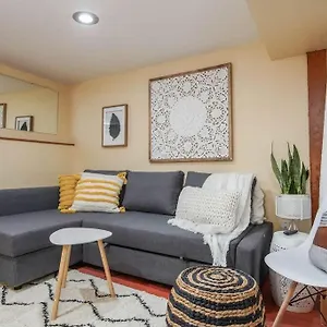 #stayinmydistrict Woodlawn Eclectic -walk To Dekum Apartment